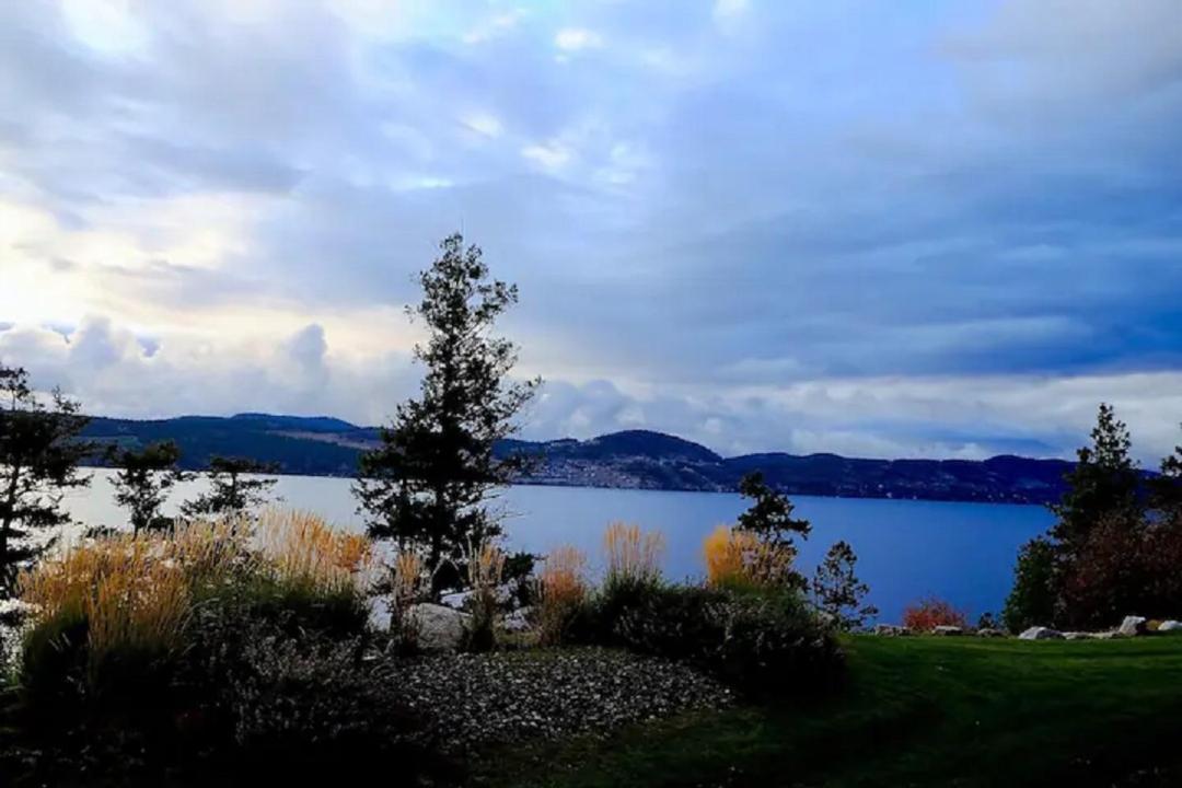 Cozystay Signature Lake Okanagan Resort Kelowna Exterior foto