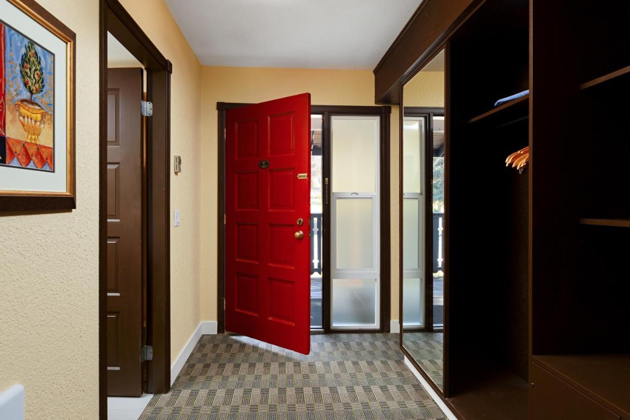 Cozystay Signature Lake Okanagan Resort Kelowna Exterior foto